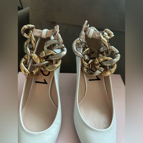 No. 21 OFF WHITE PUMPS W/ GOLD CHAINS - Picture 2 of 14